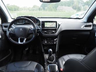 Peugeot 2008 1.2 PureTech Allure picture 17