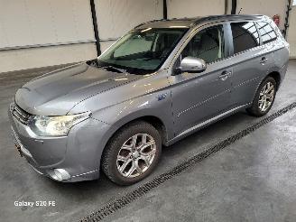 škoda osobní automobily Mitsubishi Outlander 2.0 PHEV 89-KW Automaat Instyle 4-WD 2013/12