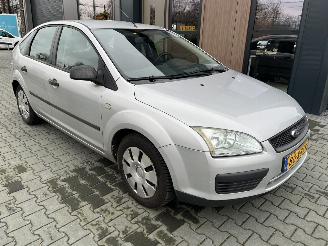 damaged passenger cars Ford Focus 1.4-16V Ambiente Airco 2005/1