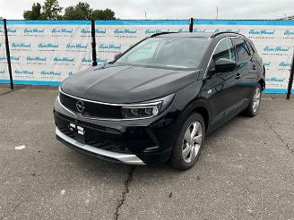 damaged passenger cars Opel Grandland 1.6 Ultimate Plug-in Hybrid 2024/8