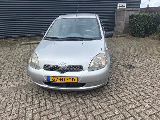 skadebil auto Toyota Yaris  2001/9