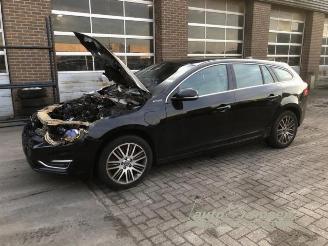 Vrakbiler auto Volvo V-60 V60 I (FW/GW), Combi, 2010 / 2018 2.4 D6 20V Plug-in Hybrid AWD 2013/10