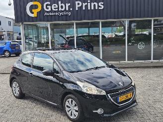 Coche accidentado Peugeot 208 1.2 Vti 12V PureTech 82 Hatchback  Benzine 1.199cc 60kW (82pk) FWD 2013/1
