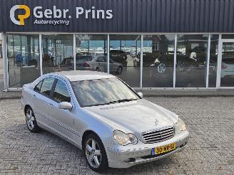 krockskadad bil auto Mercedes C-klasse 2.2 C-200 CDI 16V Sedan 4Dr Diesel 2.148cc 90kW (122pk) RWD 2004/1