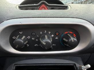 Renault Wind 1.2 16V TCE Cabrio  Benzine 1.149cc 74kW (101pk) FWD picture 11