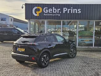 Vaurioauto  passenger cars Peugeot e-2008 e-2008 50 kWh MPV  Elektrisch  100kW (136pk) FWD 2021/3