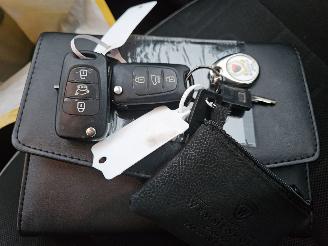 Kia Venga 1.4 CVVT 16V MPV  Benzine 1.396cc 66kW (90pk) FWD picture 14