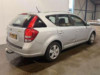 skadebil auto Kia Cee d 1.4 16V Combi/o  Benzine 1.396cc 66kW (90pk) FWD 2011/4