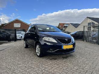 skadebil auto Lancia Ypsilon 0.9 TwinAir Opening Edition AUTOMAAT !! 2016/9