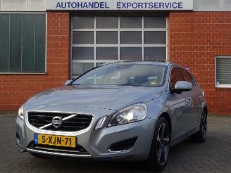 Vaurioauto  passenger cars Volvo V-60 D6 AWD Pug-in Hybride, 158kw, Leer, Navi, Schuifdak 2012/12
