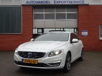 Unfallwagen Volvo V-60 D6 AWD Plug in Hybrid 158kw, Leer, Navi, Climate& Cruise 2014/2