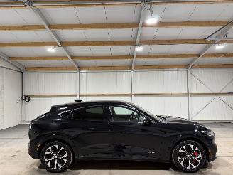 skadebil auto Ford Mustang Mach-e 75kWh AWD 198kW 2021/10