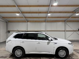 Vaurioauto  passenger cars Mitsubishi Outlander 2.0PHEV 89kW AWD Automaat Instyle+ Schuifkanteldak 2014/3