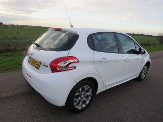 Vaurioauto  passenger cars Peugeot 208 1.2 VTI 5drs Active Airco Navie   2013  Active Style 2013/9