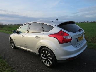 Unfallwagen Ford Focus 1.0 101 pk Eco Boost  5drs Navigatie Airco  2013 2013/8