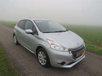 Peugeot 208 1.2 VTI 82PK  126.000km Nap 5Drs Airco  2013 picture 3