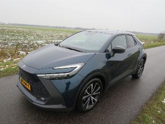 Damaged car Toyota C-HR 1.8 Automaat Hybride Benzine Elektrische 17.000km 2024 Camera stoelverwaming navigatie 2024/8