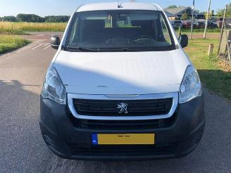 krockskadad bil bedrijf Peugeot Partner  2016/10