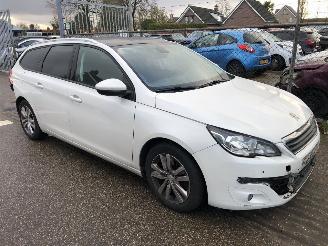damaged passenger cars Peugeot 308 308 SW 1.2 PureTech Blue Lease Executive 2016/10