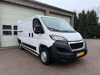 skadebil bedrijf Peugeot Boxer 2.2 BlueHDi 120 L2H1 3.0t 3Zits Navi Airco 98234 Km NAP ! 2023/10