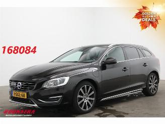 uszkodzony samochody osobowe Volvo V-60 2.4 D6 AWD Plug-In Sumum Schuifdak Navi Camera Leder SHZ AHK 2013/9
