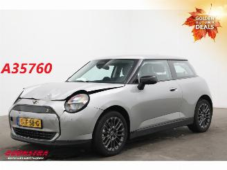 krockskadad bil auto Mini Mini SE Essential 54.2 kWh 218 PK LED Navi Cruise Camera 2024/8