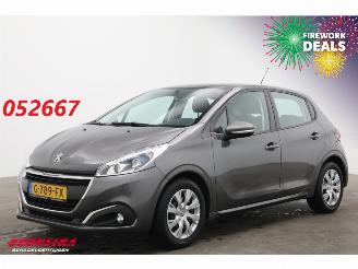 Damaged car Peugeot 208 1.2 PureT. Signature Navi Camera Carplay Airco Cruise 2019/7
