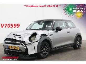 krockskadad bil auto Mini Cooper SE Camden Edition 33 kWh LED Navi Clima Cruise SHZ PDC 2024/2