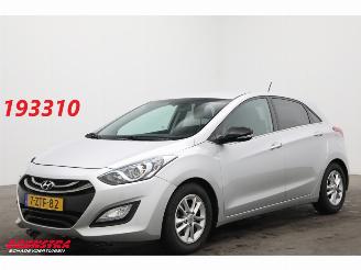 Unfallwagen Hyundai I-30 1.6 GDI Go! Navi Clima Cruise Camera PDC 94.708 km! 2015/3