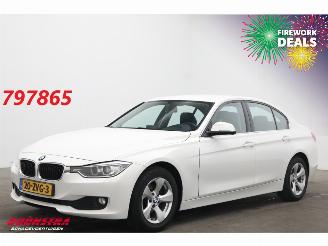 Vaurioauto  passenger cars BMW 3-serie 320i EDE Leder Xenon Navi Clima Cruise PDC 2013/2