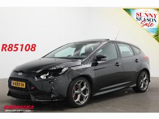 Vaurioauto  passenger cars Ford Focus 2.0 EcoBoost ST-3 250 PK Schuifdak Leder Clima Cruise Camera SHZ 2013/7