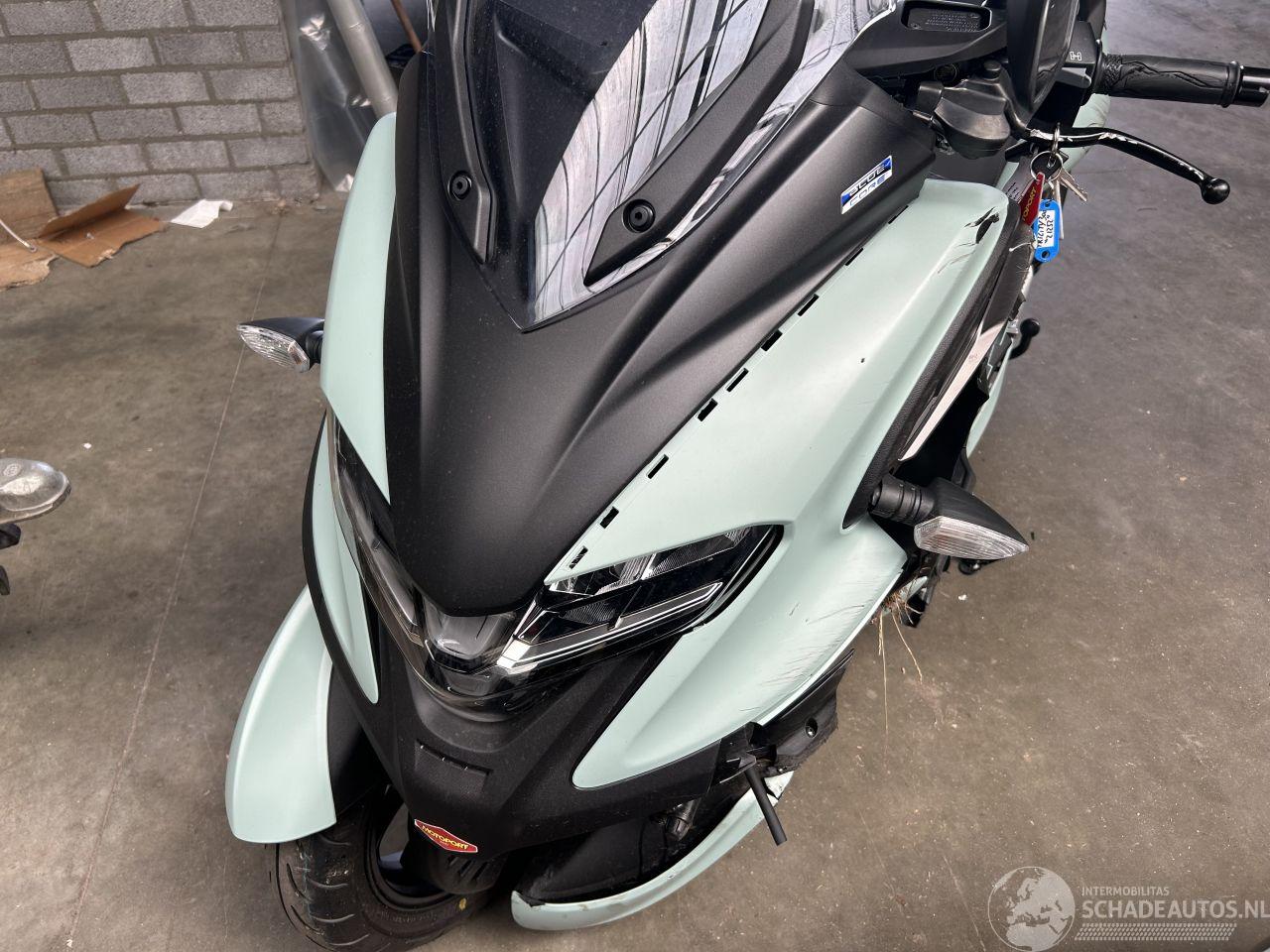 Yamaha  Tricity 300 ABS   ( 118 Km  !!! )