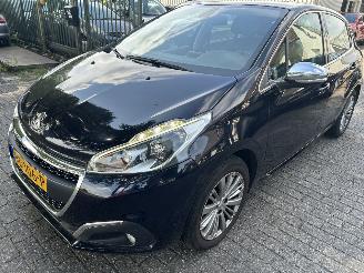 Damaged car Peugeot 208 1.2 Puretech  Allure 2015/10
