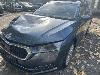 skadebil auto Skoda Octavia 1.5 TSI  e-TEC  Stationcar Automaat  ( Panoramadak ) 2022/2