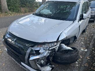 Damaged car Mitsubishi Outlander 2.4 PHEV   Intense  Automaat 2018/10