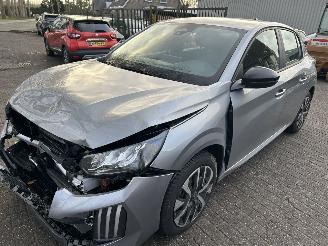 krockskadad bil auto Peugeot 208 1.2 Hybrid  Automaat Style  met 2836 Km  ( nieuwprijs 30500,00 ) 2025/8