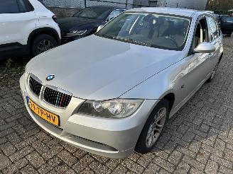 krockskadad bil auto BMW 3-serie 318i  Sedan 2006/12