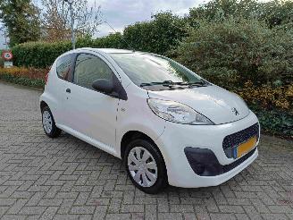 Damaged car Peugeot 107 1.0 Access Accent airco  * MOTORSCHADE * 2012/9