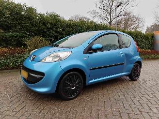 Peugeot 107 1.0-12V XR airco picture 3