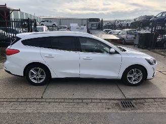 Damaged car Ford Focus 1.0 Ecoboost Trend Edition Business 2021/3