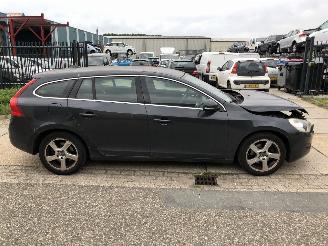 Coche accidentado Volvo V-60 1.6i T4 Momentum Automaat 132kW E5 2011/3