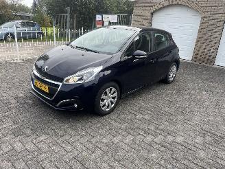 Vaurioauto  passenger cars Peugeot 208 1.2 puretech weinig km !! 2016/8