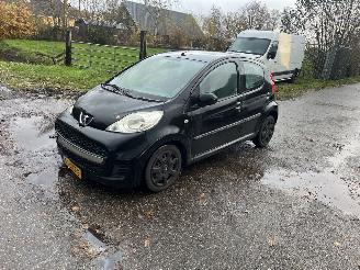 damaged passenger cars Peugeot 107 Weinig km !! 2009/6