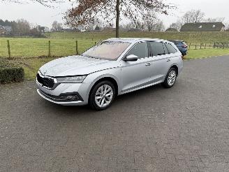 krockskadad bil auto Skoda Octavia 2.0 TDI Automaat 2021/10