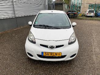 krockskadad bil auto Toyota Aygo comfort navigator 2011/6