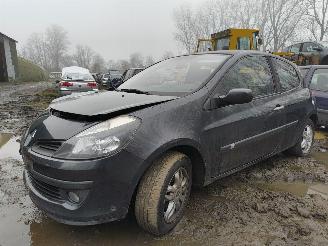 Coche siniestrado Renault Clio 1.4-16V Dynamique Luxe 2006/4