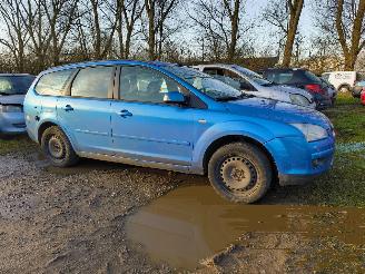 Vrakbiler auto Ford Focus 1.6-16V Ghia 2007/10