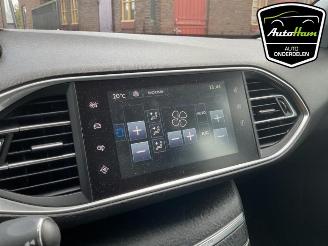 Peugeot 308 308 SW (L4/L9/LC/LJ/LR), Combi 5-drs, 2014 / 2021 1.2 12V e-THP PureTech 130 picture 19