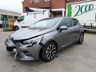 damaged passenger cars Renault Clio  2023/8