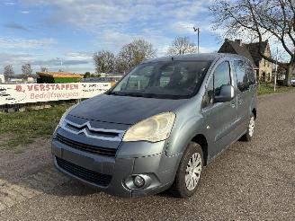 damaged passenger cars Citroën Berlingo 1.6 HDI MULTISPACE 2011/8